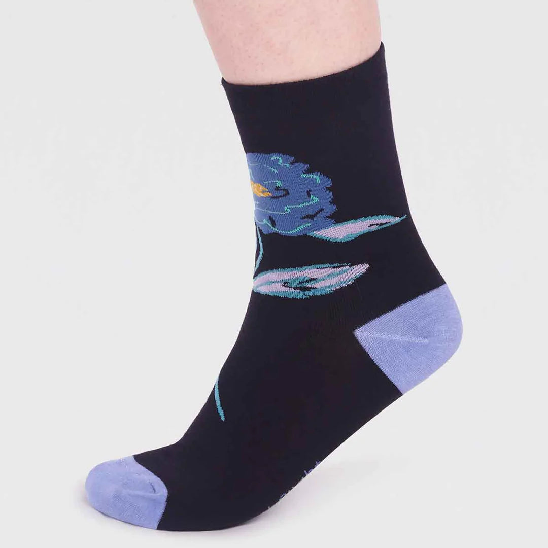 Rose pattern black socks