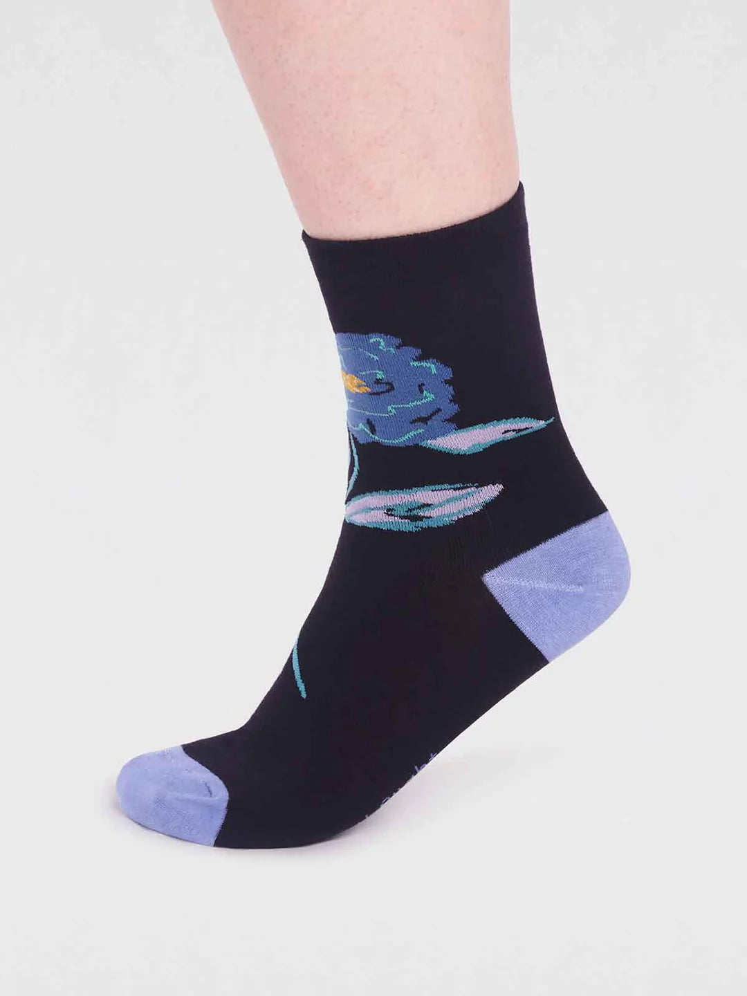 Rose pattern black socks