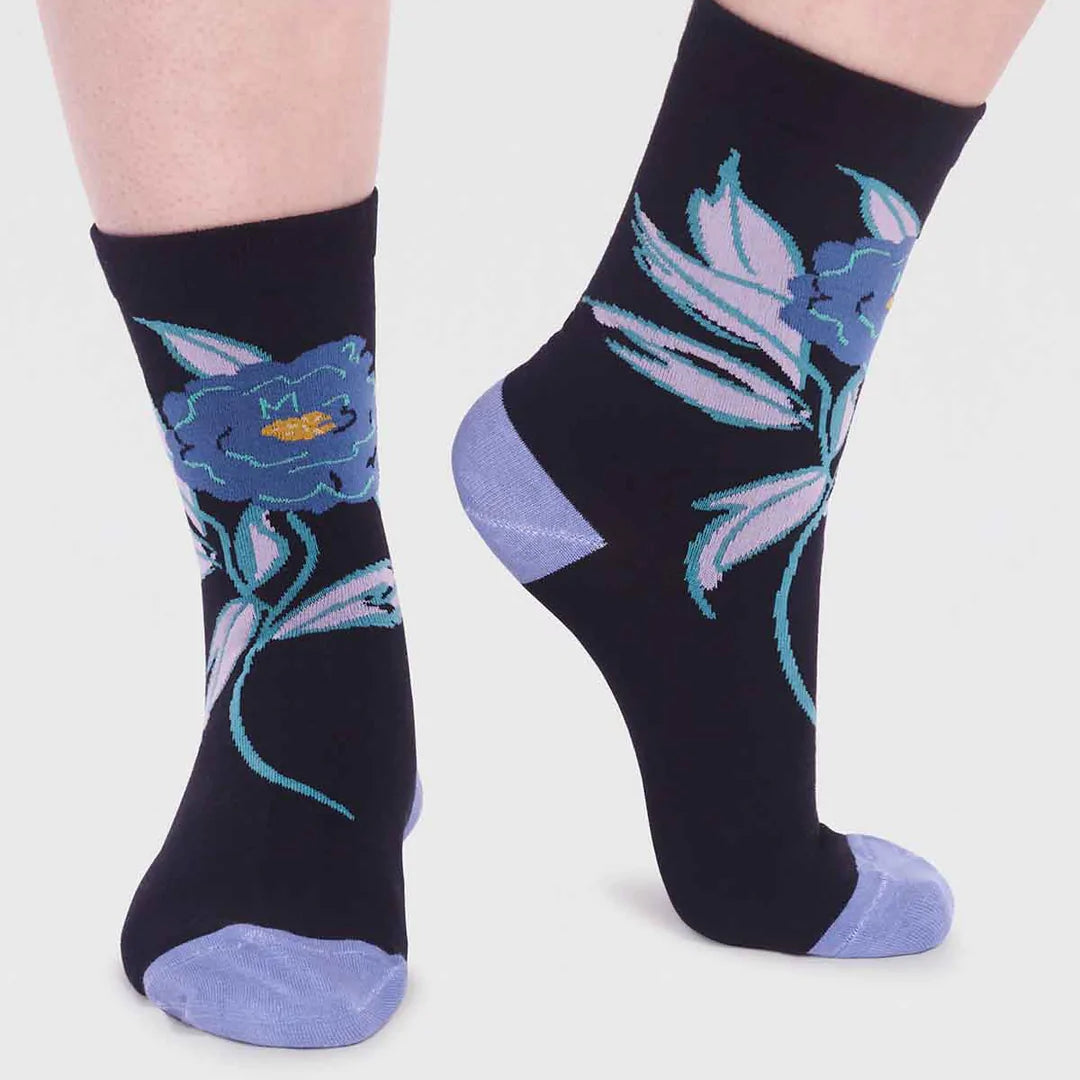 Rose pattern black socks